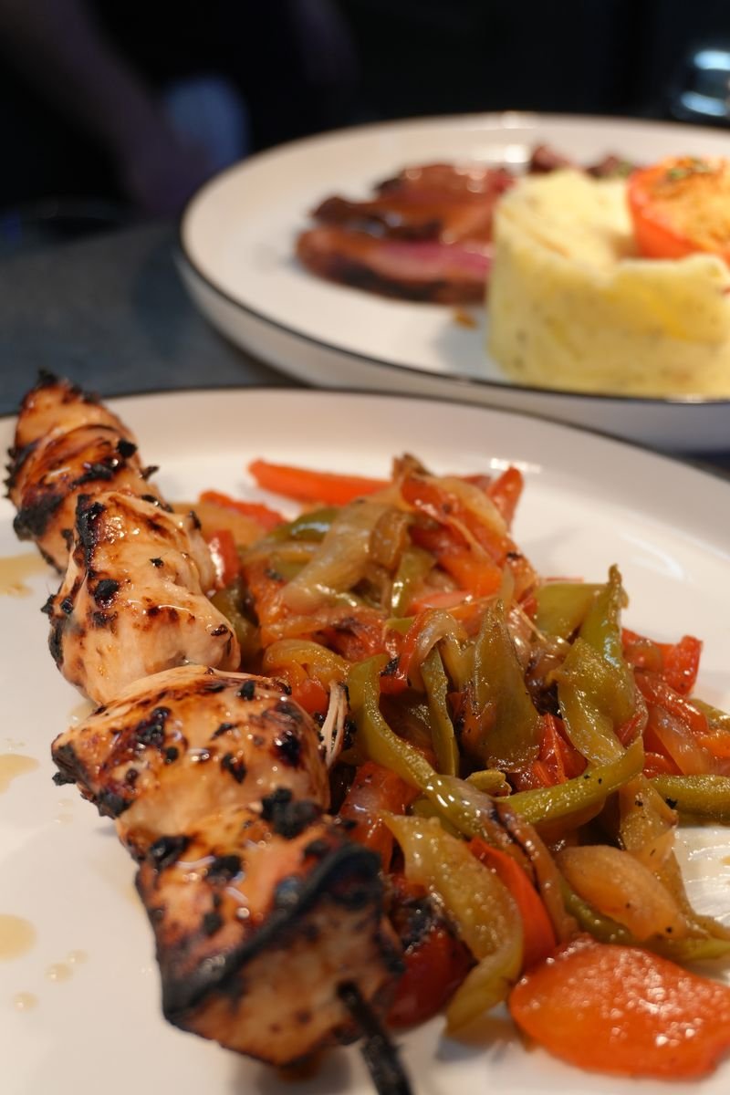 Brochette de poulet grillée et poêlée de poivrons, restaurant O'QG 64 à Idron